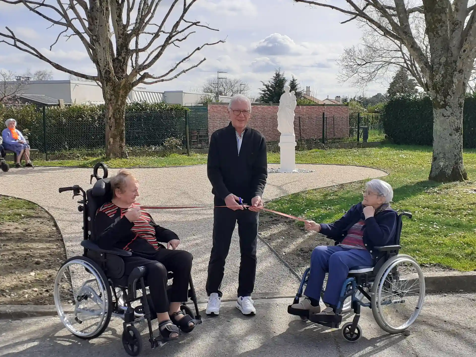 Jeux de société colorés utilisés lors des animations ludiques de l'EHPAD Le Clos du Moulin à Divatte-sur-Loire. Ces activités récréatives favorisent la stimulation cognitive, le maintien des capacités mentales et renforcent les liens sociaux entre résidents. Notre maison de retraite propose un programme d'animations variées incluant jeux de société, activités manuelles et moments de convivialité pour préserver l'autonomie et le bien-être de nos aînés en Loire-Atlantique.