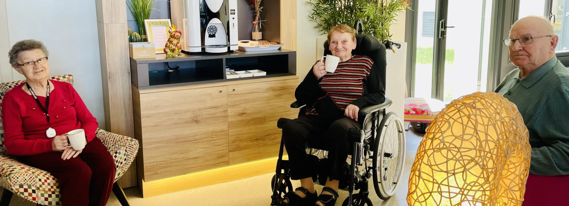 Moment détente avec café entre résidents dans l'espace convivial moderne de l'EHPAD Le Clos du Moulin Divatte-sur-Loire