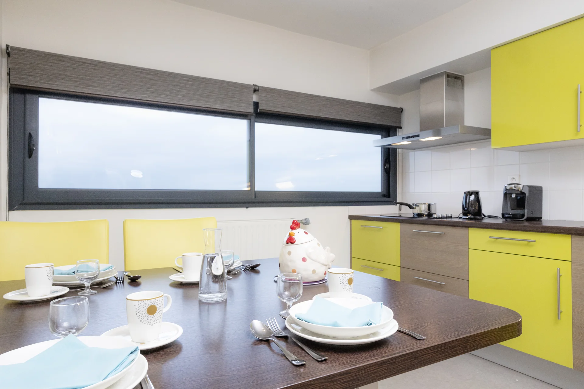 Cuisine moderne équipée avec coin repas et grande fenêtre dans l'EHPAD Le Clos du Moulin Divatte-sur-Loire